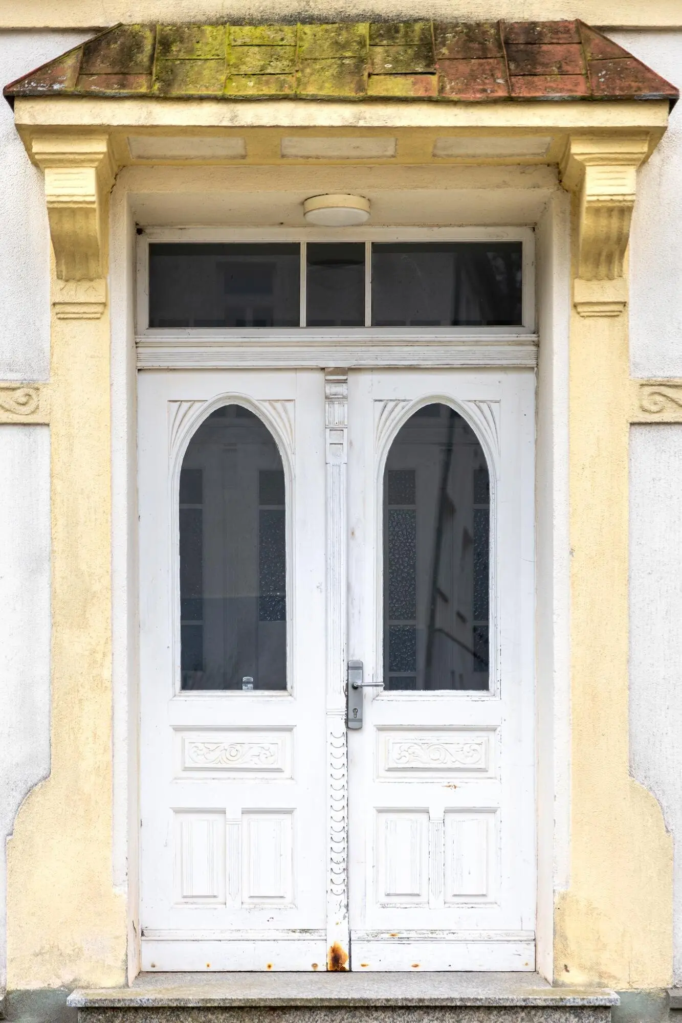 흰색 나무문, 복고풍 출입구, 장식적인 파사드 건축